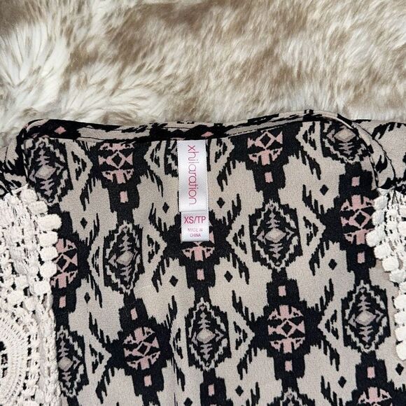 Xhilaration cream bohemian black and pink Aztec print shawl cardigan coverup | S - Picture 4 of 4